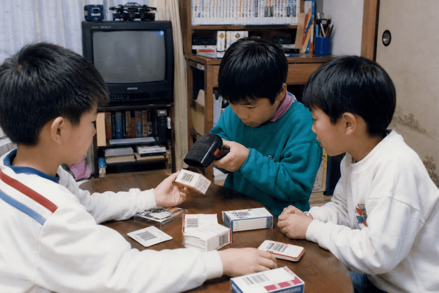 1990年代の子ども部屋で、子どもたちが商品のバーコードを電子ゲーム機に読み込ませている情景のイメージ画像(特定の商品デザインの再現ではありません)