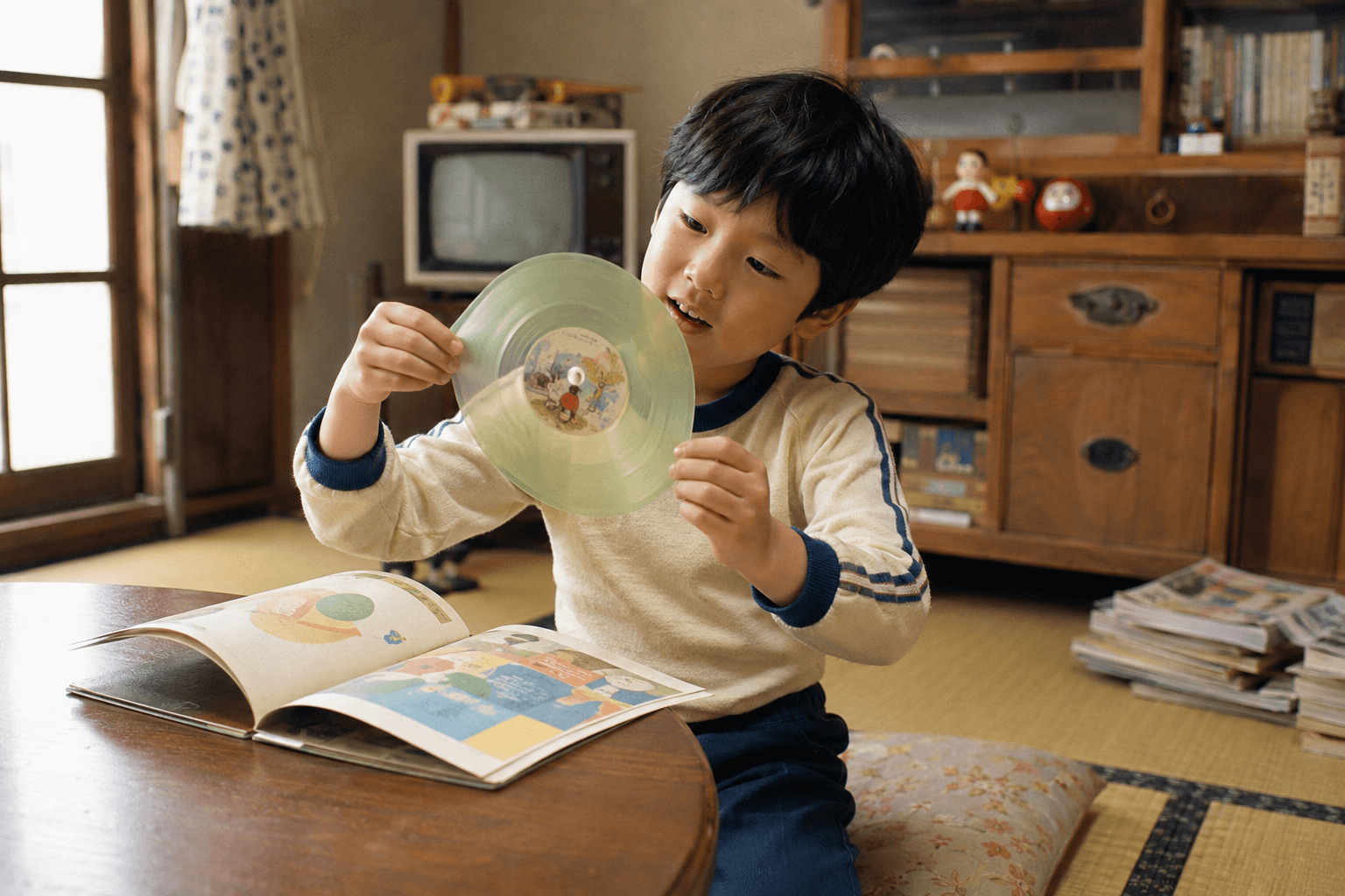 雑誌の付録についていたソノシートを光にかざして見る子どものイメージ