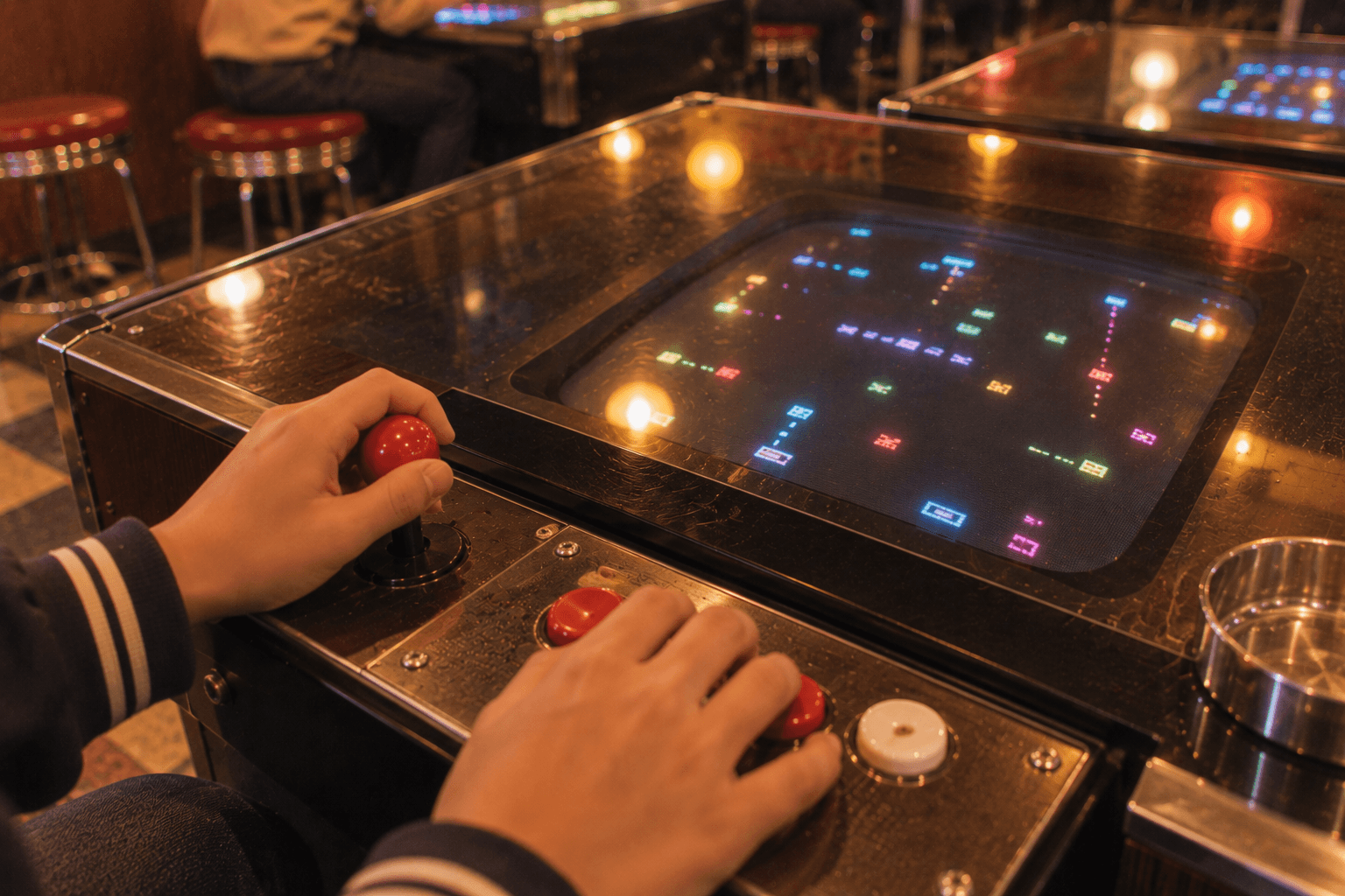 1980年代のゲームセンターでテーブル型筐体を覗き込む子どものイメージ