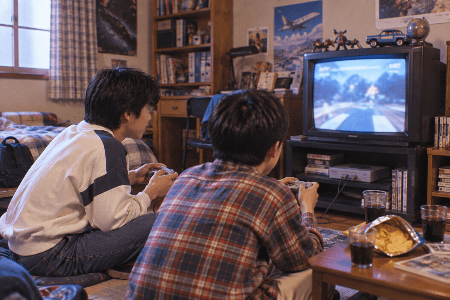 1990年代半ばの家庭のリビングで、友人同士が新しいゲーム機で遊ぶ場面のイメージ画像です。特定の商品・ブランド・キャラクターの再現ではありません。